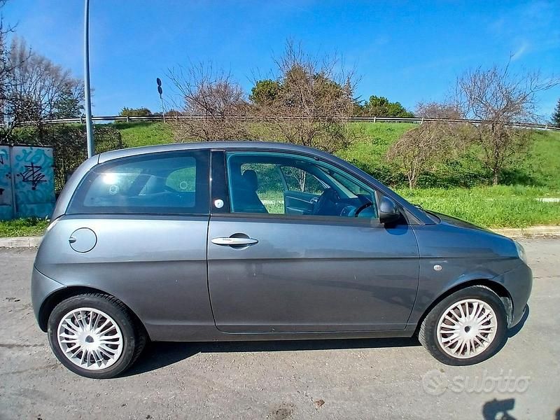 Usata Lancia Ypsilon 77 CV (56 kW) 2010 Grigio Utilitaria