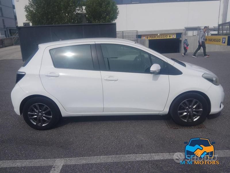 Usata Toyota Yaris Active 69 CV (50 kW) 2014 Bianco Utilitaria