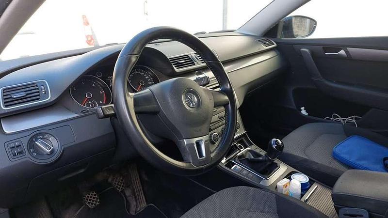 Usata VW Passat 105 CV (77 kW) 2012 Blu/azzurro Station wagon