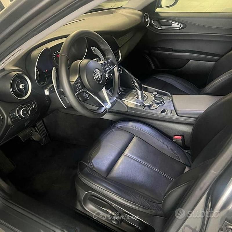 Usata Alfa Romeo Giulia Executive 160 CV (117 kW) 2019 Grigio pastello Berlina