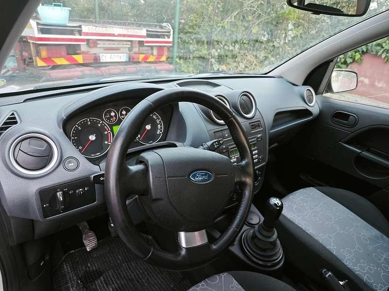 Argento Usata 2008 Ford Fiesta Due volumi | 3000 € (Cara) - Immagine 1/4