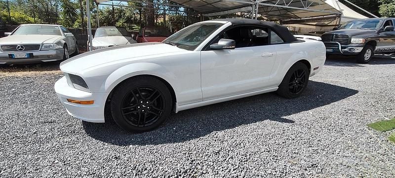 Usata Ford Mustang 229 CV (168 kW) 2006 Bianco Cabrio