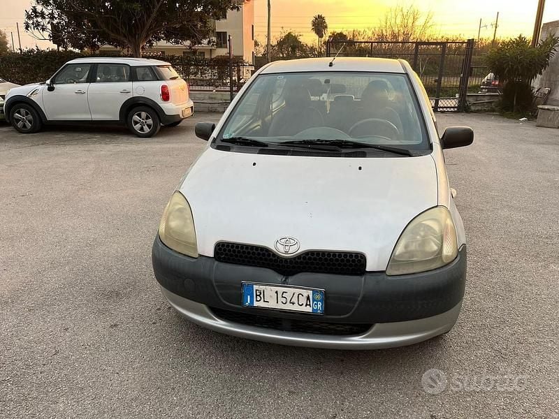 Usata Toyota Yaris 68 CV (50 kW) 2000 Grigio Berlina