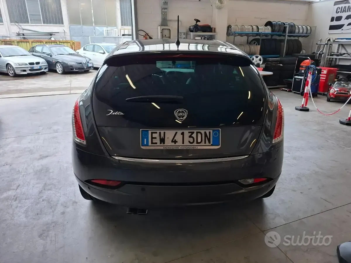 Begagnad Lancia Delta Gold 120 HK (88 kW) 2014 Grå Halvkombi