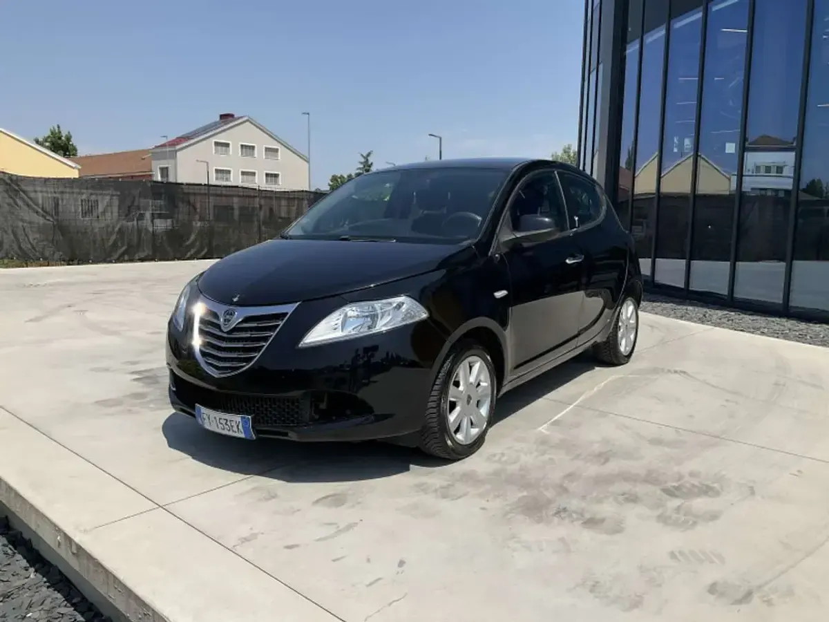 Usata Lancia Ypsilon Platinum 69 CV (50 kW) 2015 Nero Utilitaria