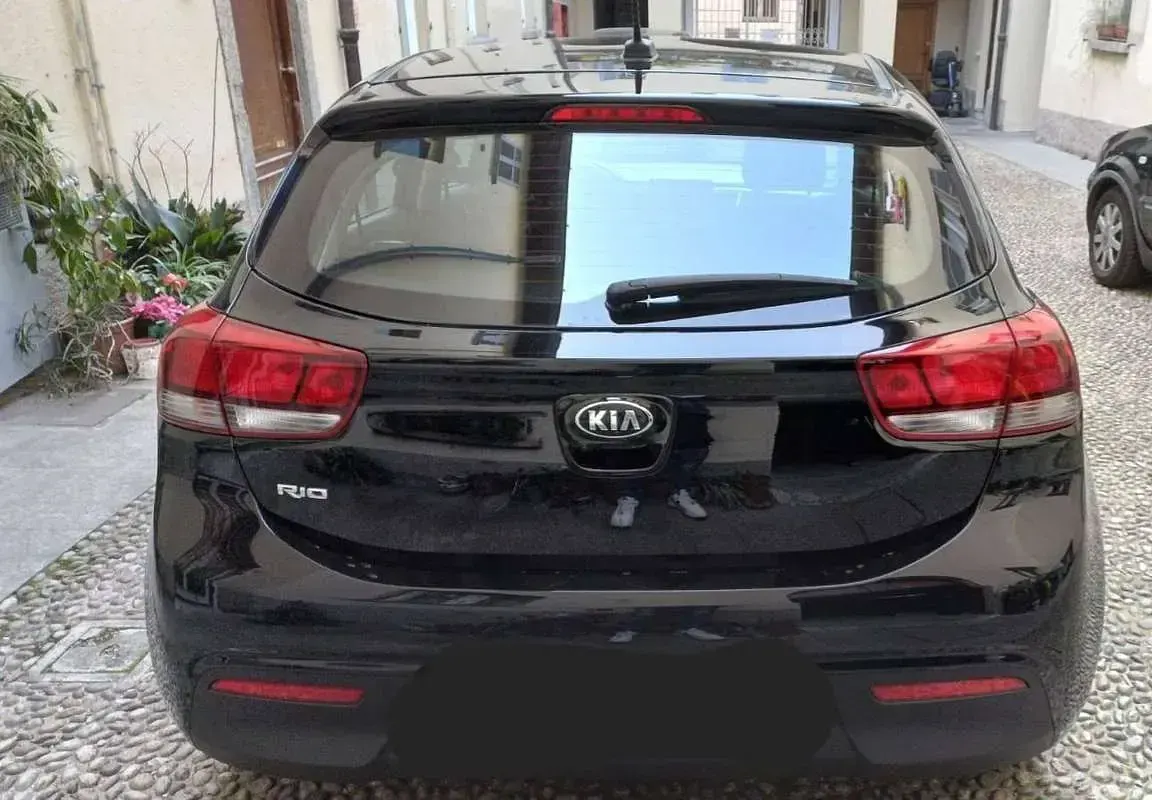Usata Kia Rio 84 CV (61 kW) 2019 Nero Berlina