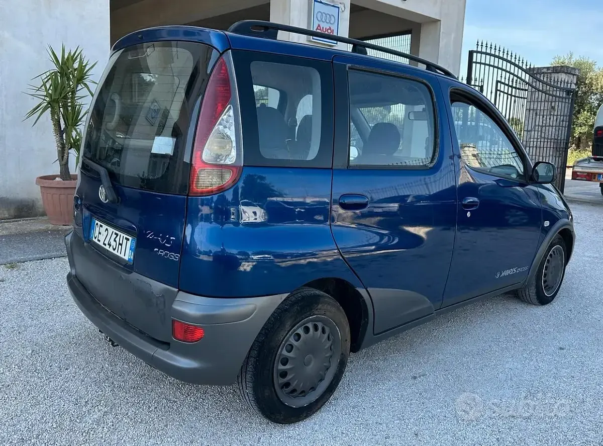 Usata Toyota Yaris 75 CV (55 kW) 2003 Blu Berlina