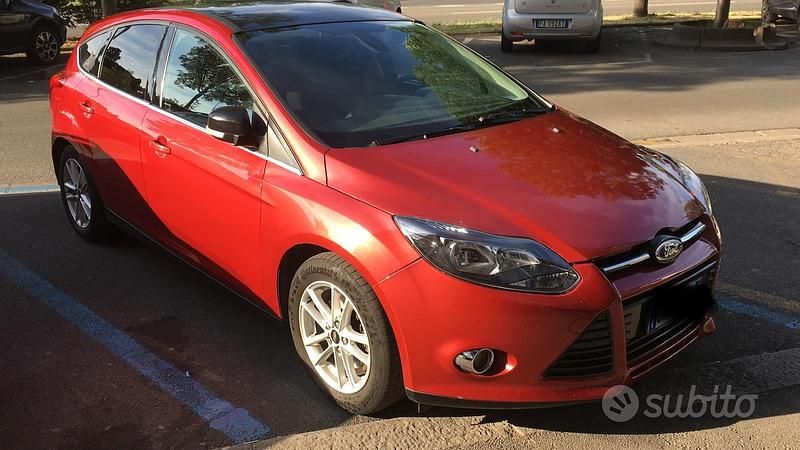 Begagnad Ford Focus 150 HK (110 kW) 2011 Röd Sedan