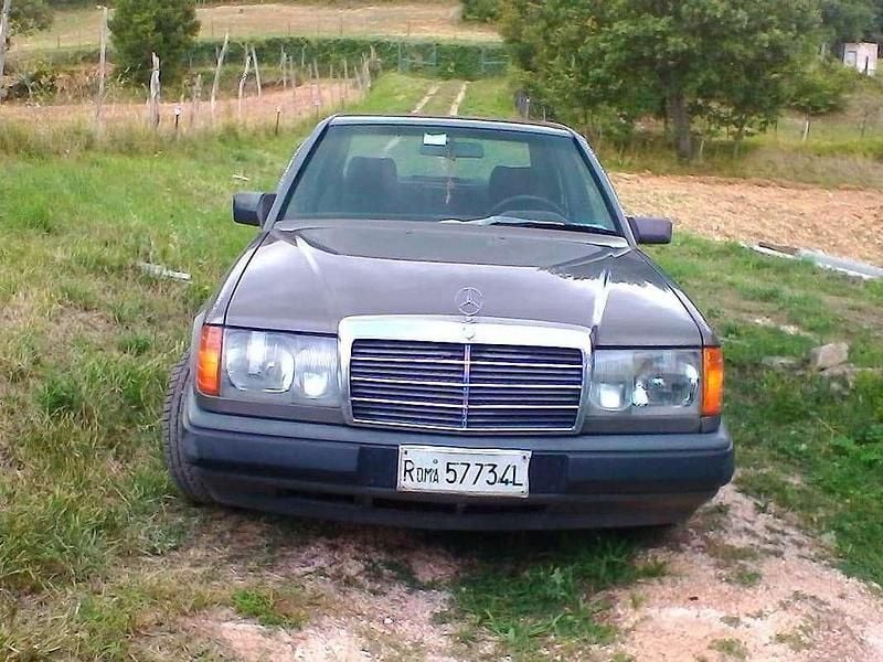 Usata Mercedes 250 90 CV (66 kW) 1985 Bronzo Berlina