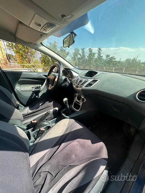 Second-hand Ford Fiesta Titanium 70 CP (51 kW) 2009 Albastru Hatchback