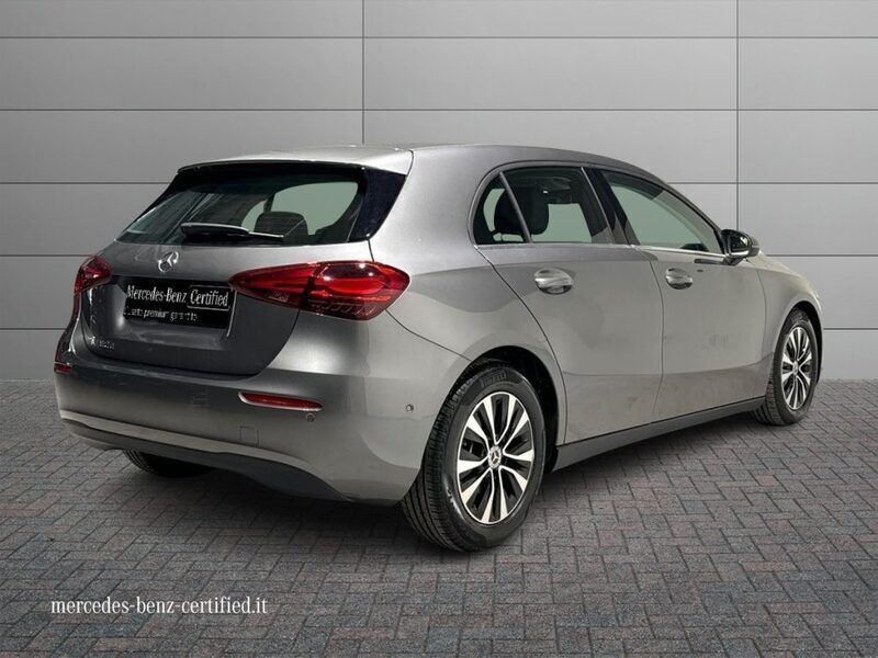 Usata Mercedes A180 Advanced 116 CV (85 kW) 2023 Grigio montagna Berlina