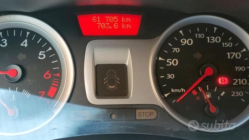 Usata Renault Clio III 75 CV (55 kW) 2012 Grigio Utilitaria