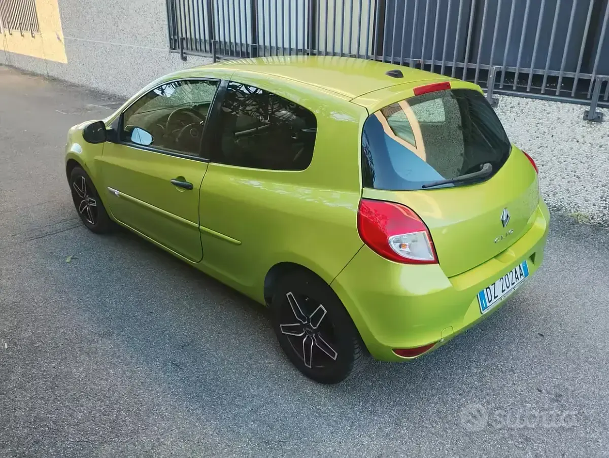 Usado Renault Clio II 75 CV (55 kW) 2009 Berlina