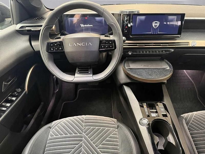 Usata Lancia Ypsilon 110 CV (80 kW) 2025 Verde Utilitaria