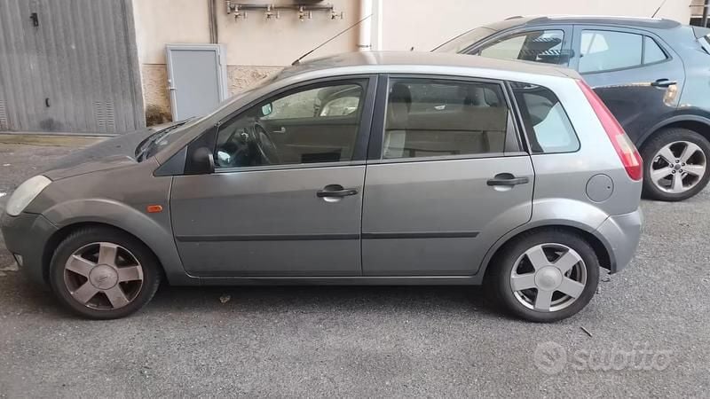 Usata Ford Fiesta 80 CV (58 kW) 2002 Grigio Utilitaria