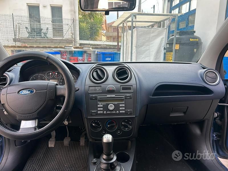 Usata Ford Fiesta 90 CV (66 kW) 2008 Blu Utilitaria
