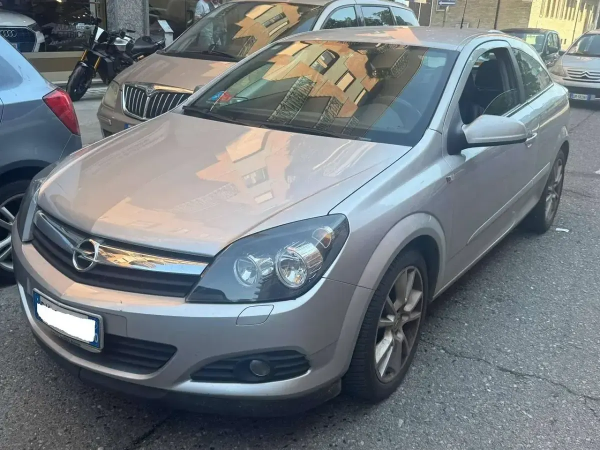 Usata Opel Astra GTC Cosmo 120 CV (88 kW) 2007 Argento Berlina