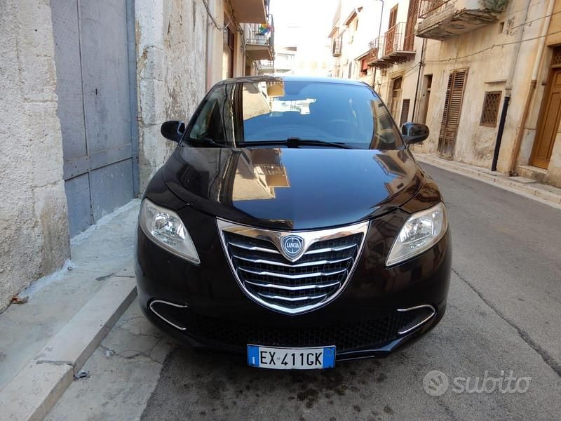 Usata Lancia Ypsilon 69 CV (50 kW) 2015 Nero Utilitaria