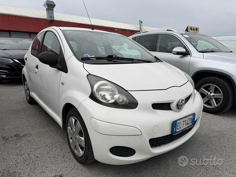 Usata Toyota Aygo 68 CV (50 kW) 2012 Bianco Utilitaria