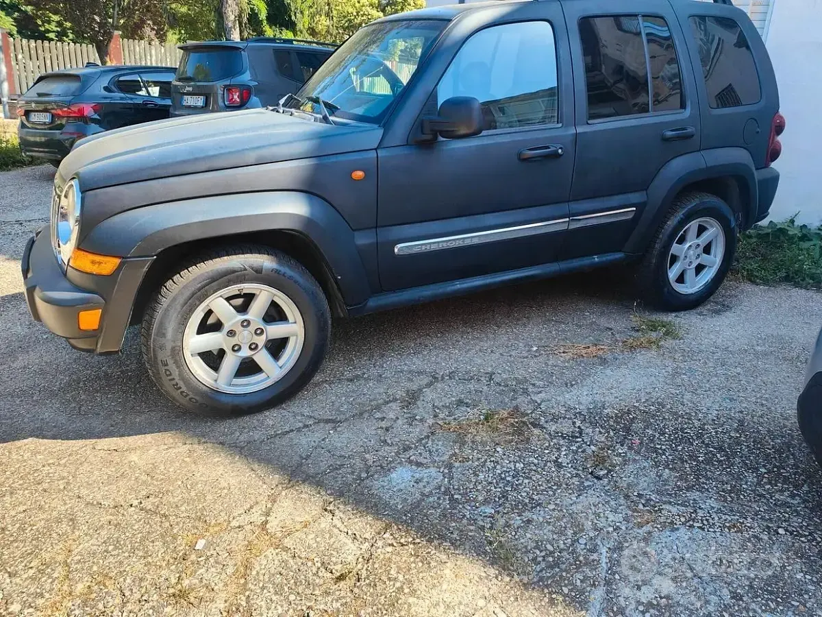 Usata Jeep Cherokee 163 CV (119 kW) 2006 Nero SUV