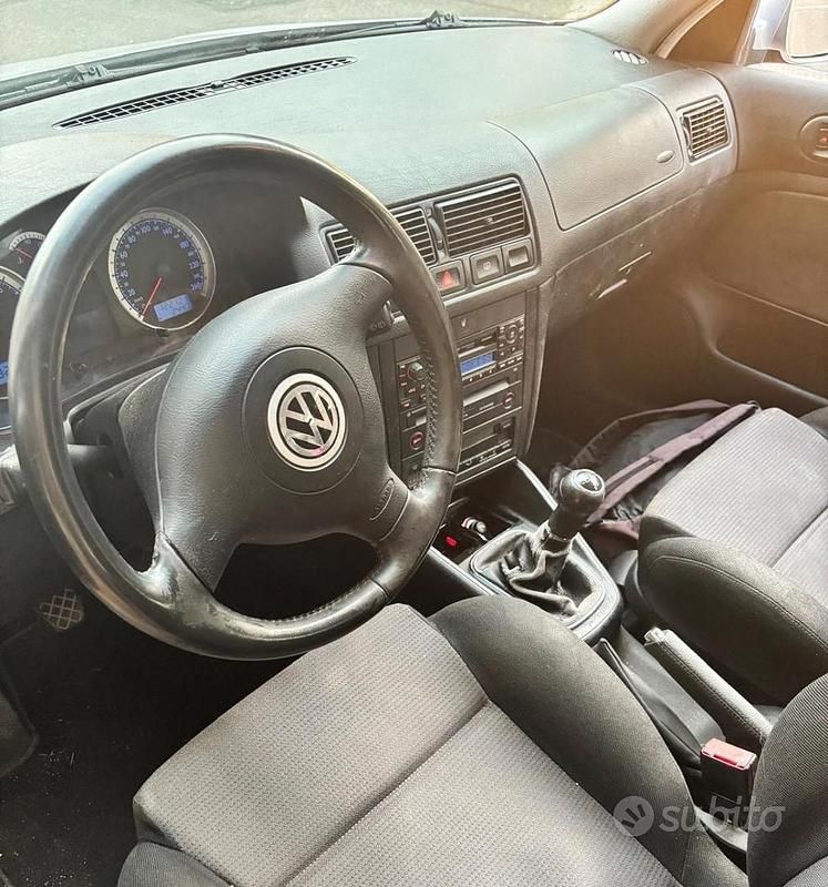 Usata VW Golf IV 105 CV (77 kW) 2002 Argento Berlina