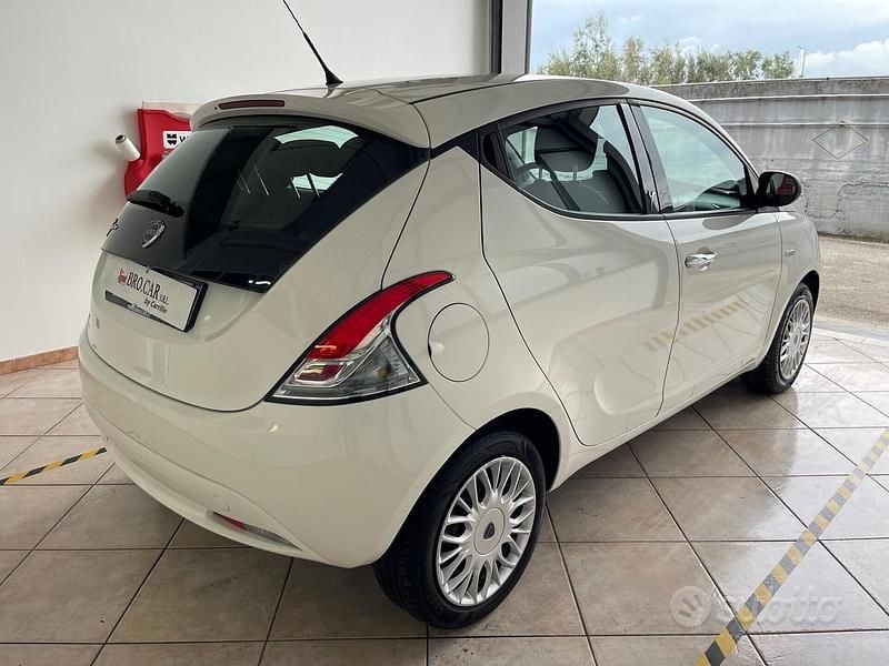 Usata Lancia Ypsilon Gold 69 CV (50 kW) 2017 Bianco Utilitaria