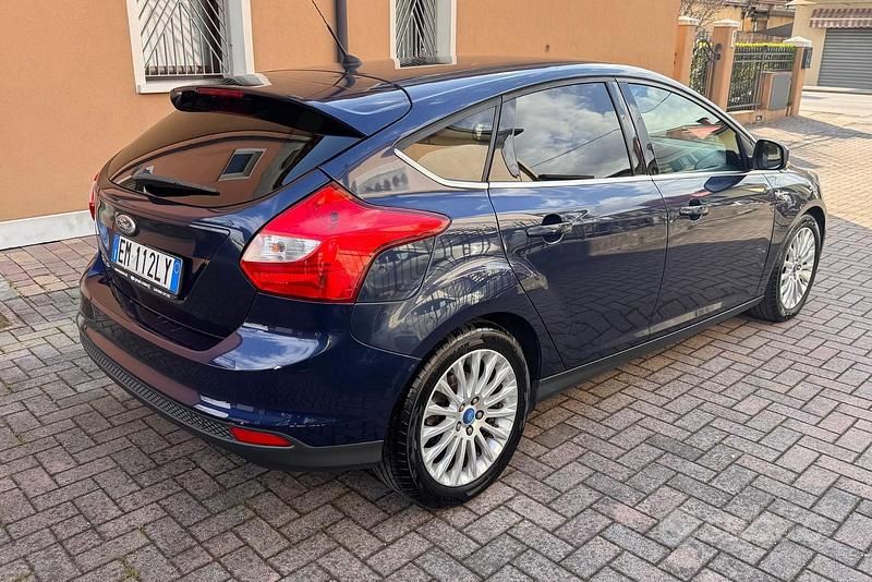 Begagnad Ford Focus Titanium 116 HK (85 kW) 2012 Blå Sedan