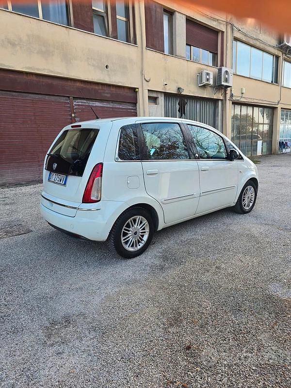 Usata Lancia Musa 77 CV (56 kW) 2009 Bianco Monovolume