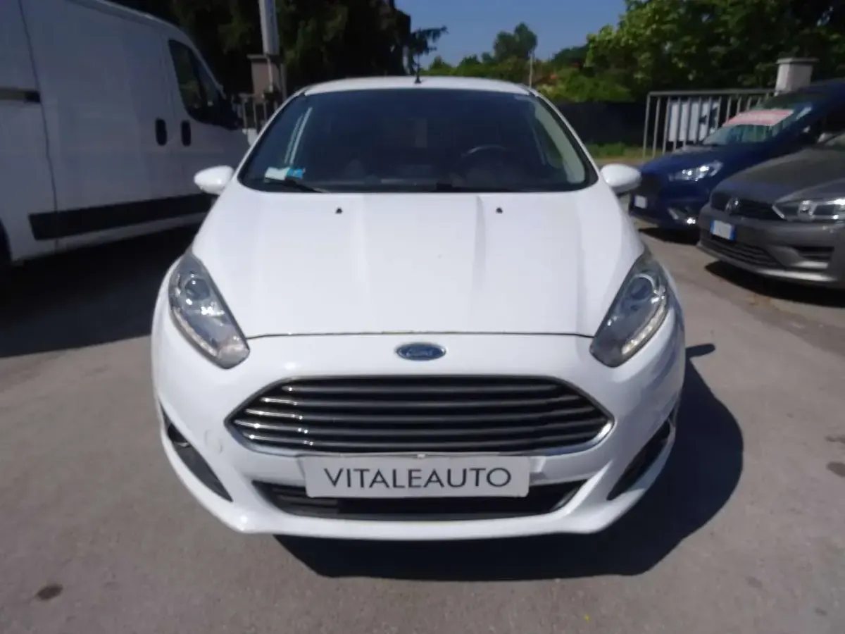 Usata Ford Fiesta Titanium 92 CV (67 kW) 2014 Bianco Utilitaria