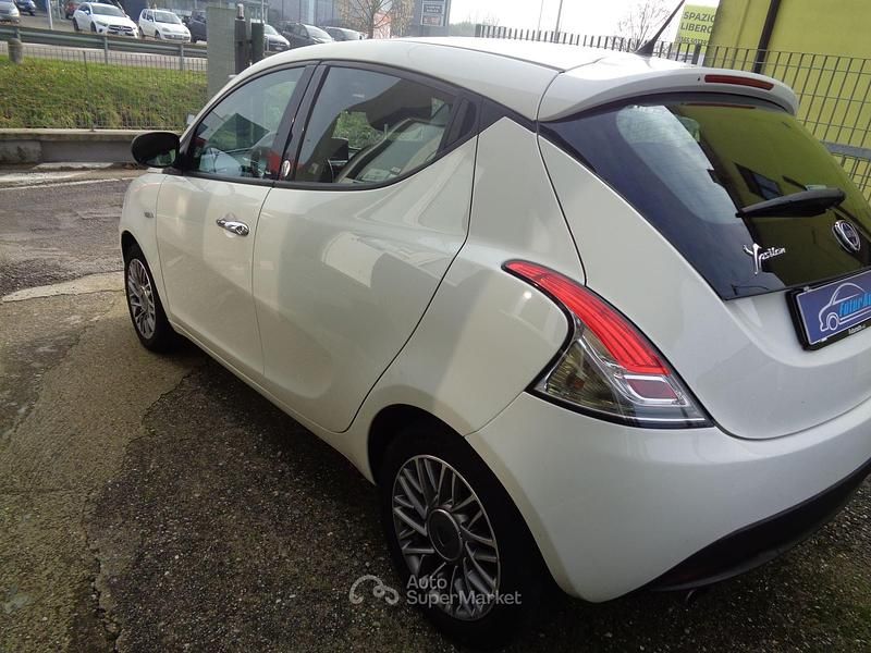 Usata Lancia Ypsilon 69 CV (50 kW) 2012 Bianco Utilitaria