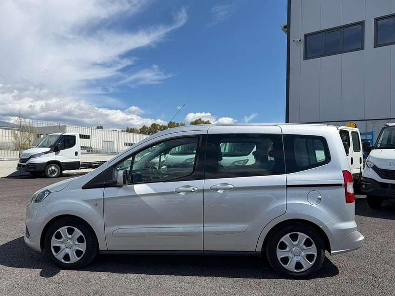 Usata Ford Tourneo Courier 75 CV (55 kW) 2020 Argento Monovolume