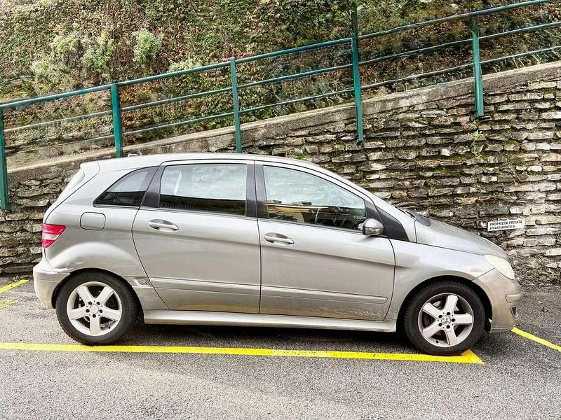 Usata Mercedes 200 98 CV (72 kW) 2007 Argento Monovolume