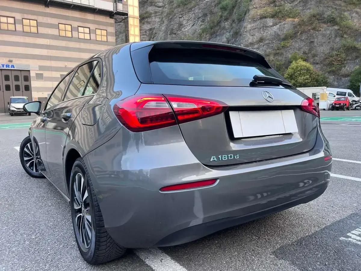 Usata Mercedes A180 Executive 116 CV (85 kW) 2021 Grigio Berlina