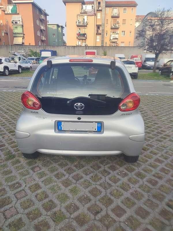 Usata Toyota Aygo 68 CV (50 kW) 2007 Argento Utilitaria