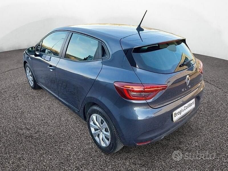 Używany Renault Clio V Life 91 KM (66 kW) 2022 Szary Sedan/Limuzyna