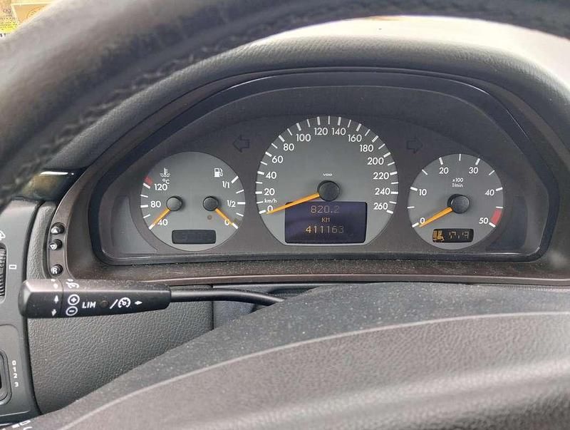 Usata Mercedes E320 Avantgarde 197 CV (144 kW) 2001 Argento Berlina