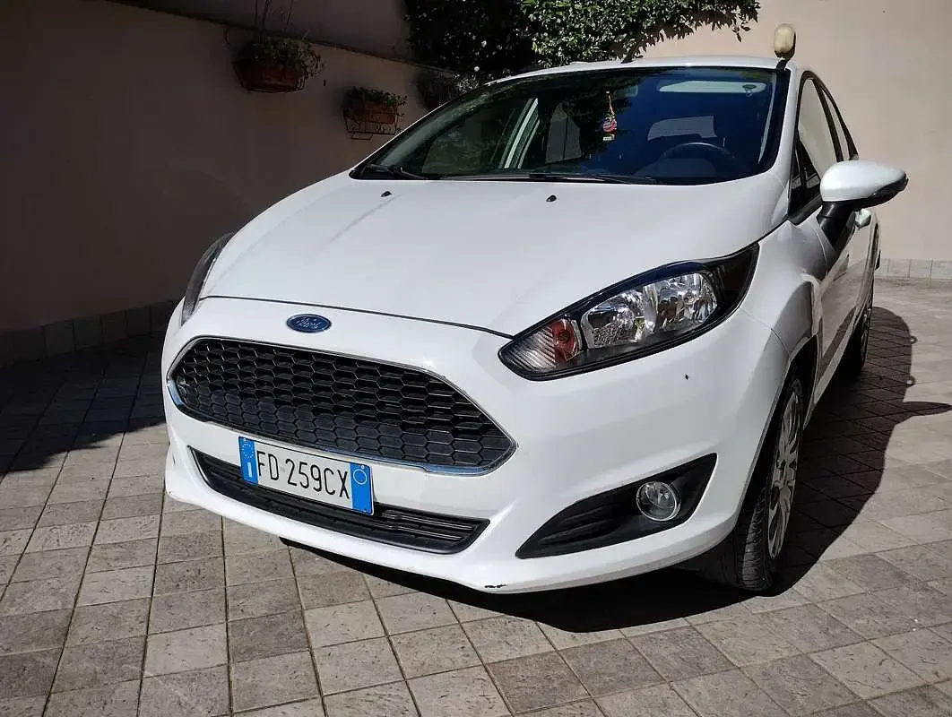 Usata Ford Fiesta 60 CV (44 kW) 2016 Bianco Utilitaria