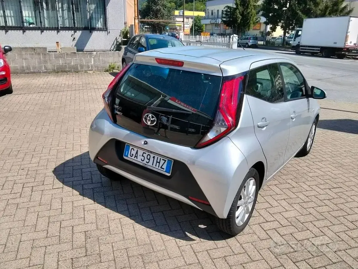 Usata Toyota Aygo Connect Style 72 CV (52 kW) 2020 Grigio Utilitaria