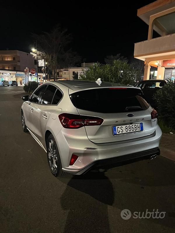 Begagnad Ford Focus ST-Line 125 HK (91 kW) 2023 Grå Sedan