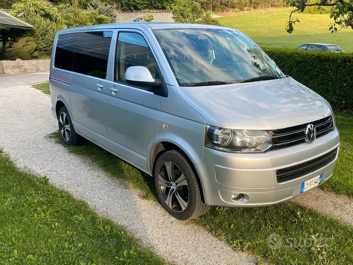 Usata VW Caravelle 140 CV (102 kW) 2011 Grigio Furgone