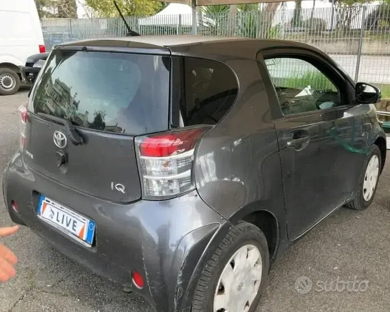 Usata Toyota iQ Trend 68 CV (50 kW) 2013 Grigio Utilitaria