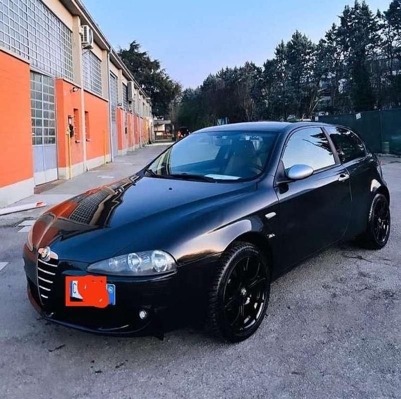 Nero Usata 2006 Alfa Romeo 147 Distinctive Due volumi | 1700 € (Cara) - Immagine 1/4