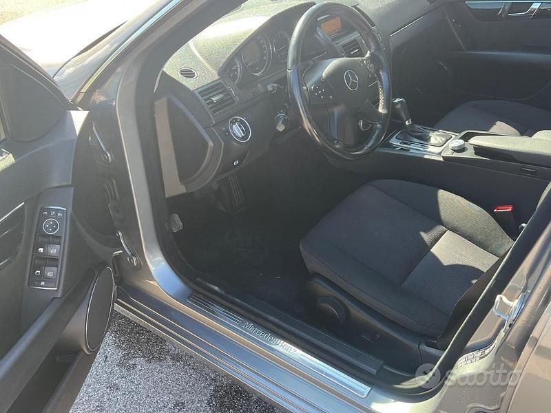 Usata Mercedes C220 170 CV (125 kW) 2011 Grigio Berlina