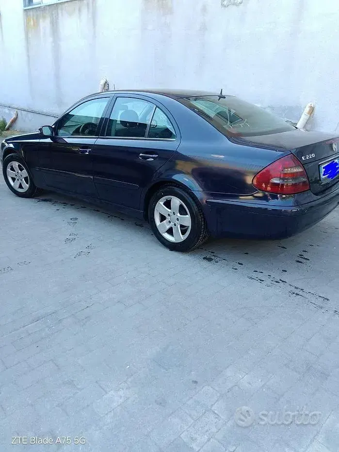 Usata Mercedes E220 150 CV (110 kW) 2004 Blu Berlina