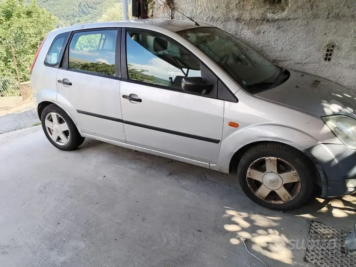 Usata Ford Fiesta 68 CV (50 kW) 2003 Grigio Utilitaria