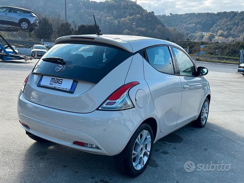 Usata Lancia Ypsilon Gold 95 CV (69 kW) 2016 Beige Utilitaria