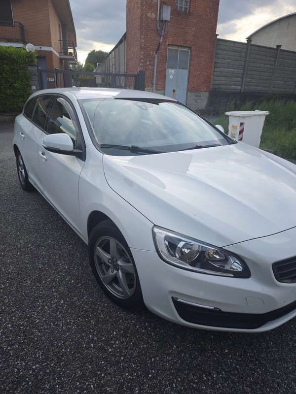 Bianco Usata 2018 Volvo V60 Business Edition Station wagon | 9000 € (Ottimo prezzo) - Immagine 1/4