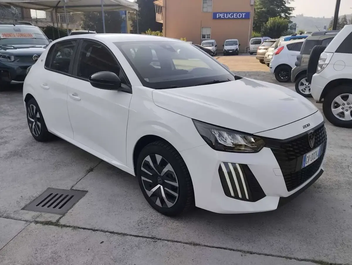 Usata Peugeot 208 Active 56 kW (77 CV) 2024 Bianco banchisa Utilitaria