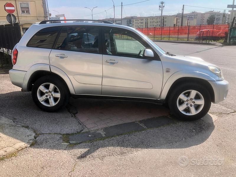 Usata Toyota RAV4 115 CV (84 kW) 2003 Grigio SUV