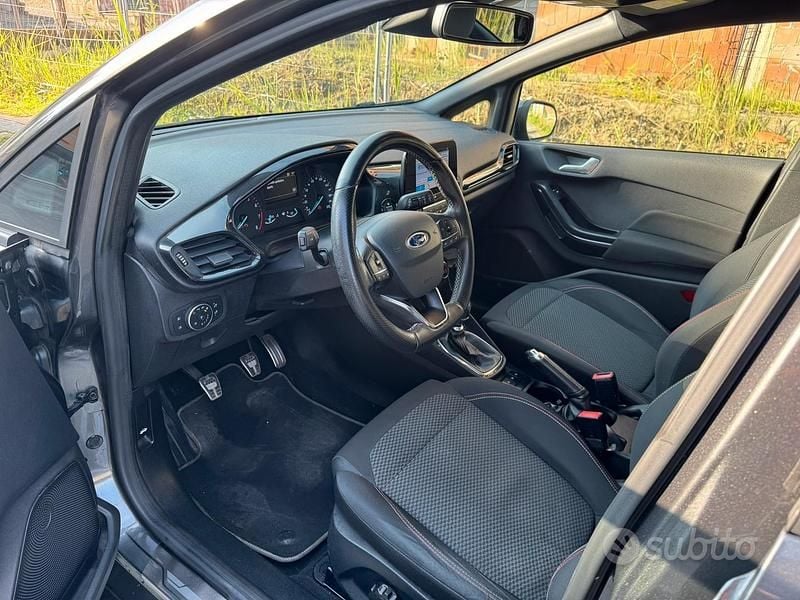 Usata Ford Fiesta 125 CV (91 kW) 2018 Grigio Utilitaria